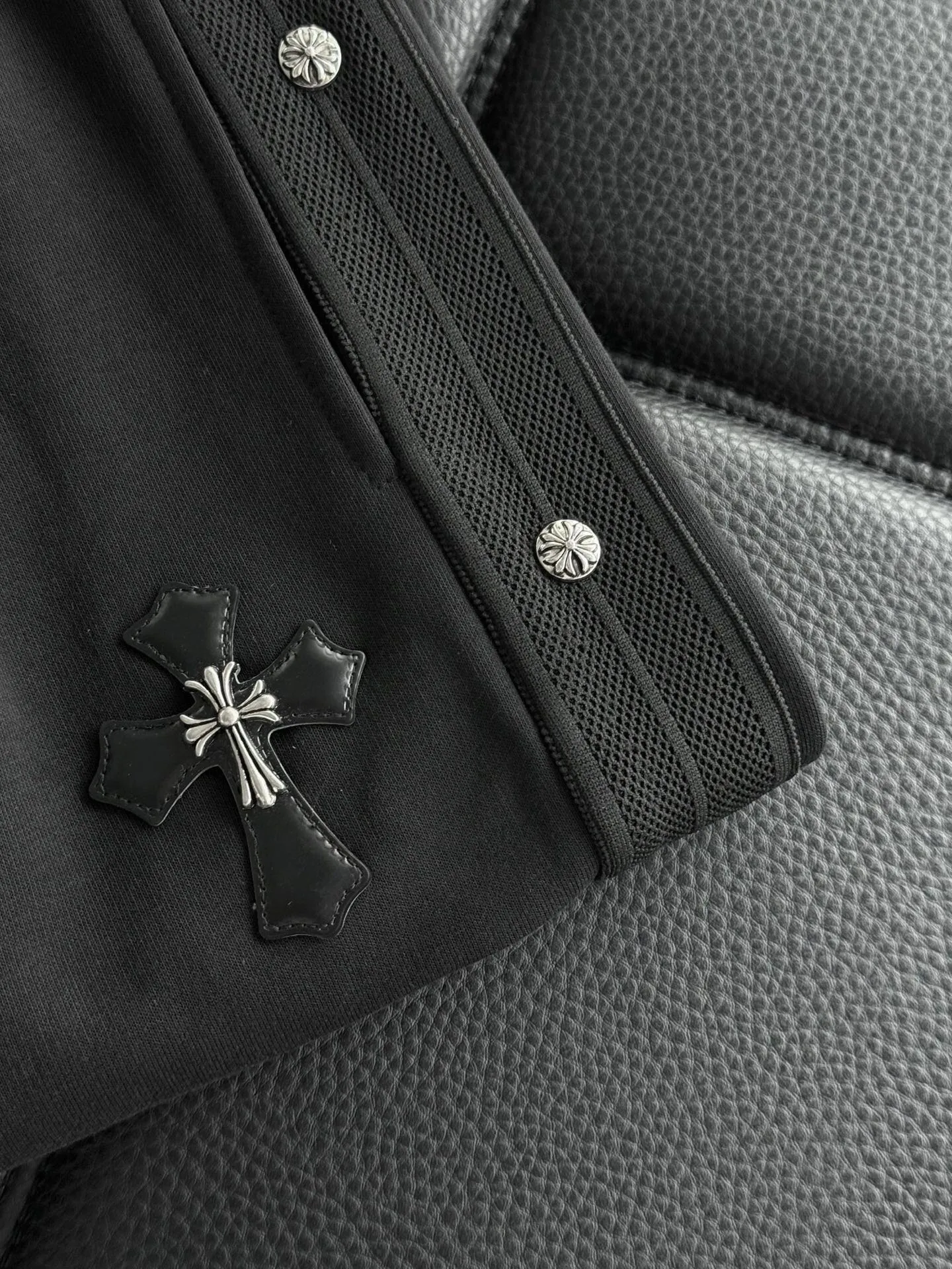P506 💰 Chrome Chrome Heart with leather casual cotton trousers, new original cross with leather casual cotton trousers, vibe style niche high-waisted straight slim trousers. Chrome Heart’s classic cross is expressed in the form of a label, and the customized hardware does not have a bit of a rustic feel. It is luxurious without losing its connotation. The fit is perfect, super soft and skin-friendly after washing, and the whole pair of pants has a cross design. Built by top heavy industry, this is a magic weapon you can’t miss!男女同款，小红书同款。  颜色:黑色 码数:m~3x 款号:3738